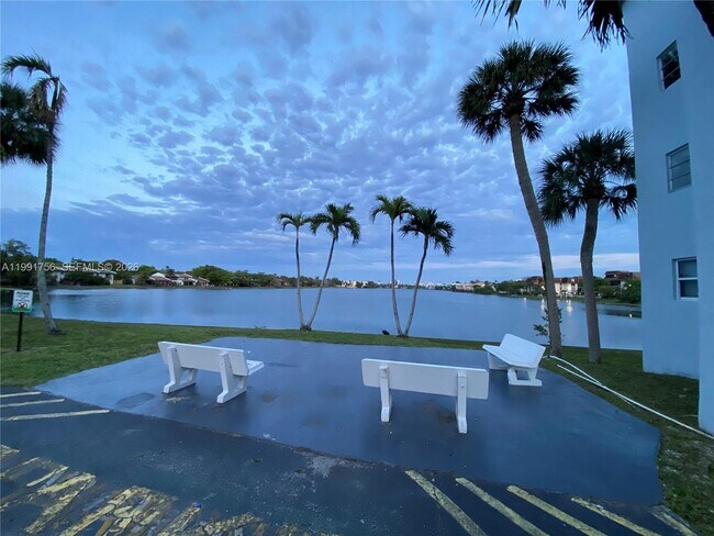 Foto del edificio - 443 NE 195th St