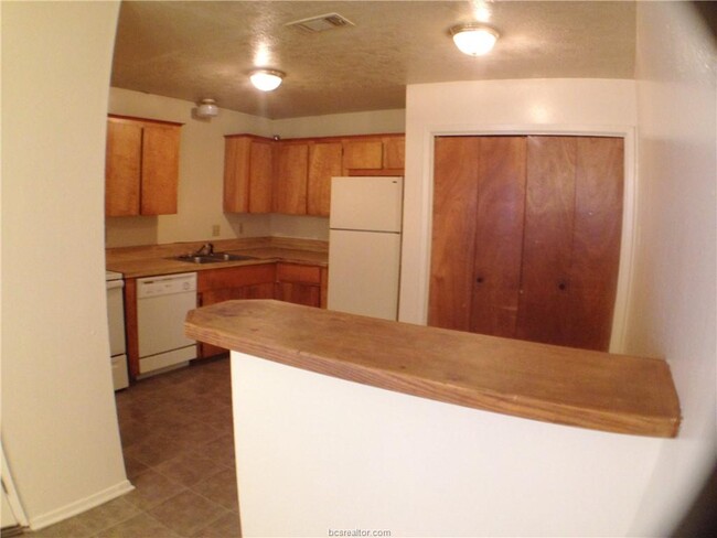 Building Photo - 2702 Sprucewood St