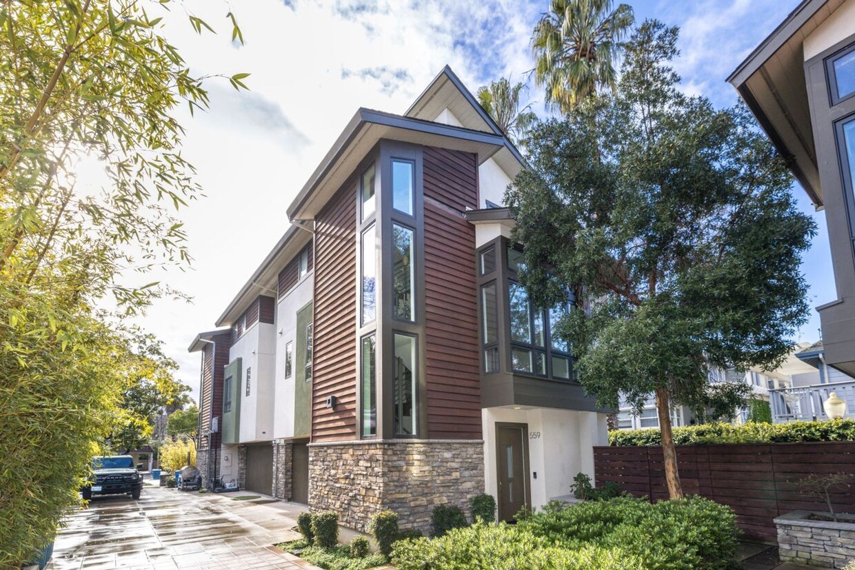 Primary Photo - 11 Year Young Contemporary Home, Steps to ...