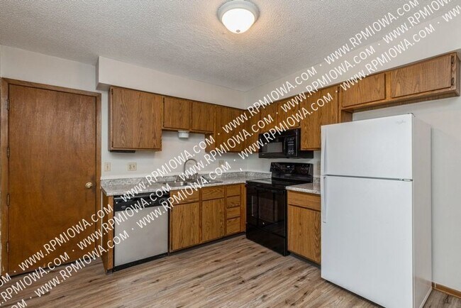 Foto del edificio - NEAR CAMPUS!! 3 Bedroom, 2 Bath Duplex in ...