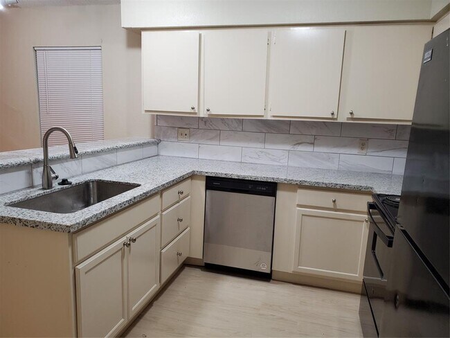Building Photo - 12235 Sandpiper Dr