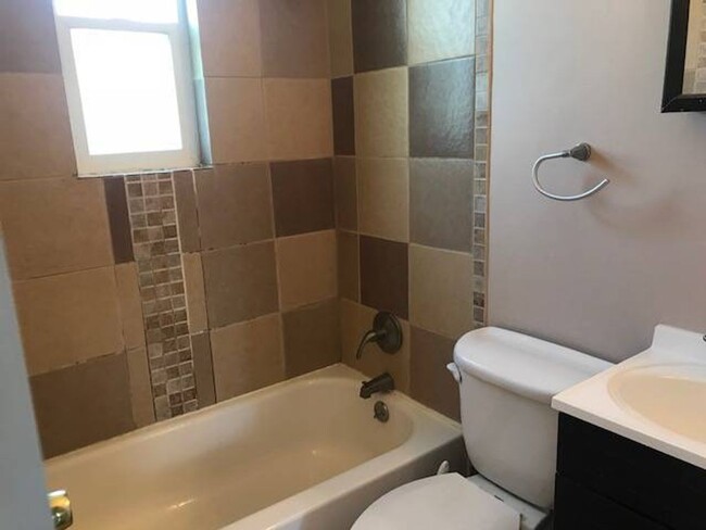 Building Photo - Updated 2 bed 1 bath duplex in Park Hill!