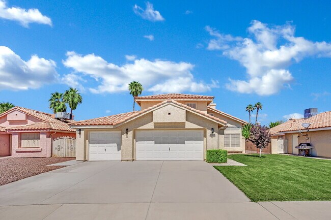 Foto del edificio - Step into this charming 3-bedroom, 3-bathroom home that has so much to offer!