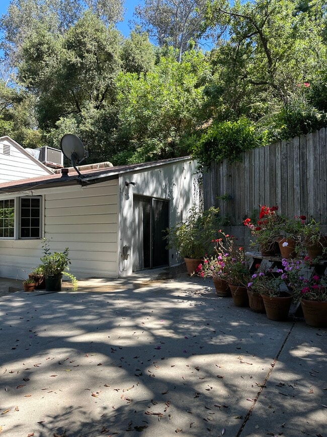 Building Photo - 9000 Wonderland Ave