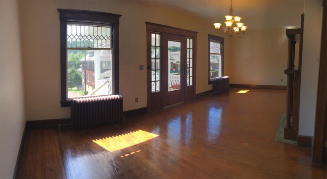 Building Photo - 728 Bedford St