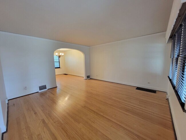 Foto del edificio - 10529 S Eberhart Ave