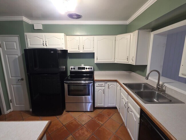 Building Photo - Fantastic 2 Bed College Park Charmer w/Huge Fenced Yard