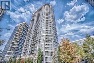Building Photo - 181 Village Green Square