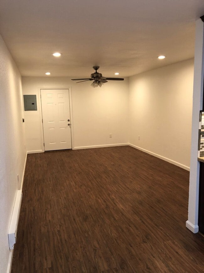 Building Photo - Cozy 1 bedroom ground floor apartment