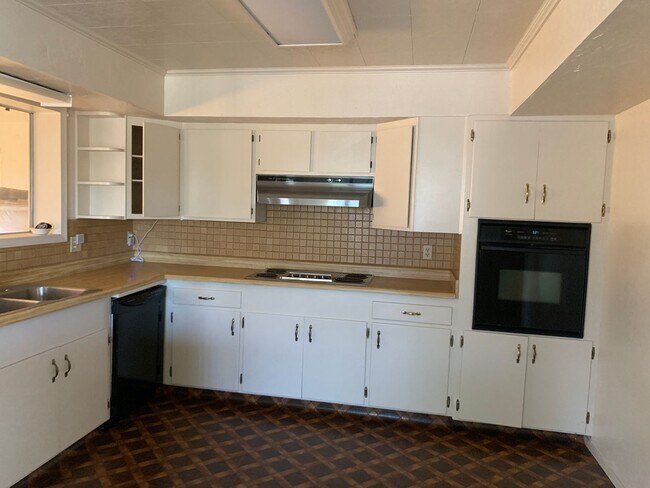 Building Photo - Country 3 bedroom/2 bathroom home
