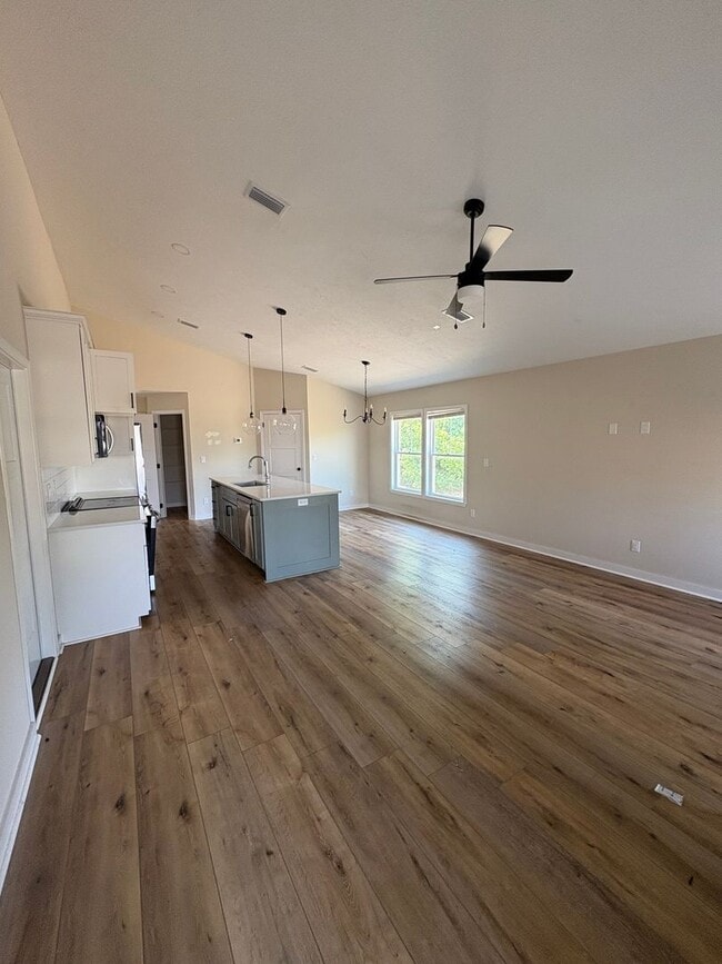 Building Photo - 3b/2Bth Home