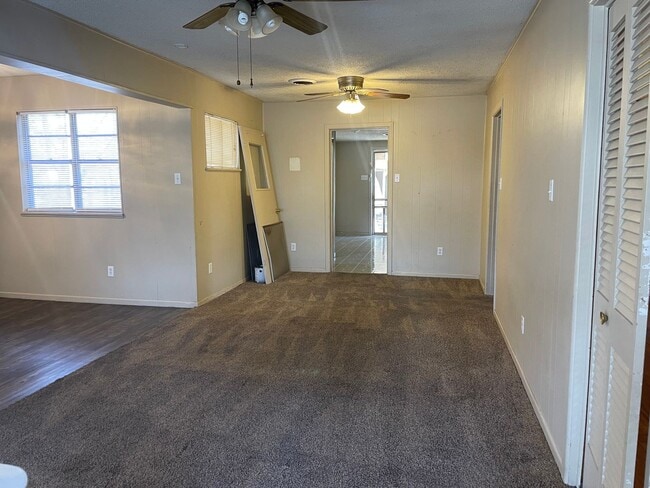 Building Photo - Three Bedroom with a Bonus Room