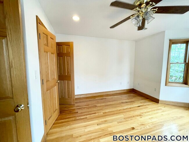 Foto del edificio - 241 W 3rd St