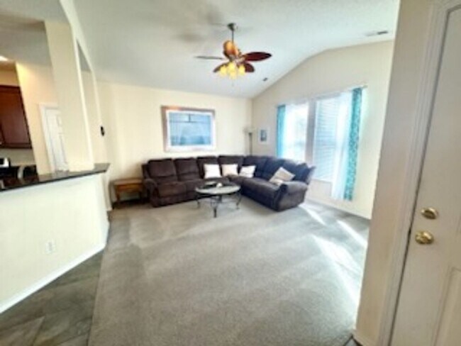Foto del edificio - Relax and Unwind in this Spacious End-Unit...
