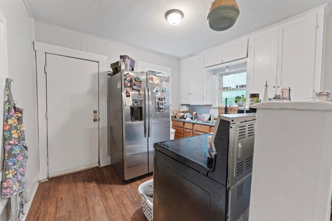 Building Photo - Cozy 2 bedroom on corner lot with privacy ...