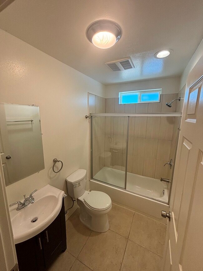 Foto del edificio - 619 W 83rd St