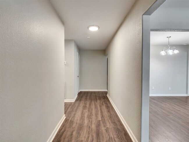 Building Photo - 2030 Lone Rock Dr