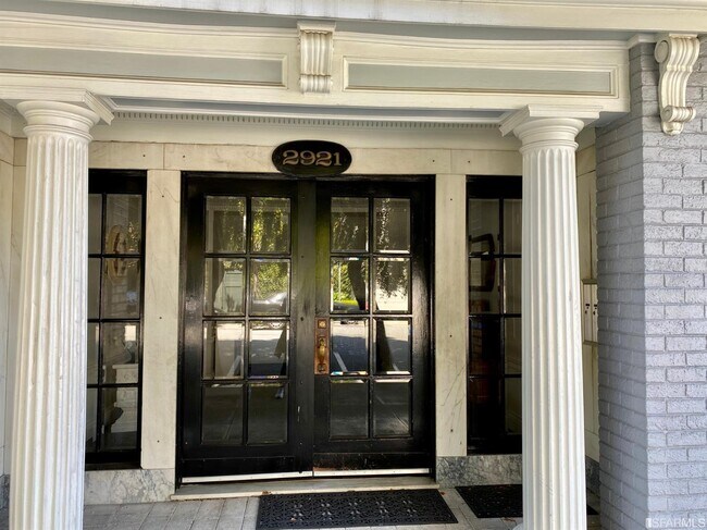 Building Photo - 2921 Washington St
