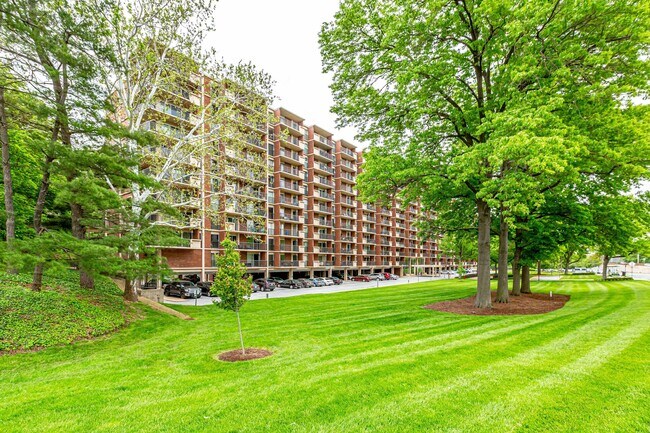 Building Photo - 1300 Army Navy Dr