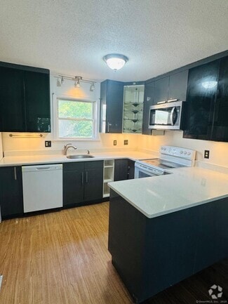 Building Photo - 374 Halley Ave
