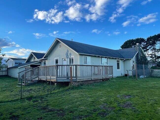 Back view - 990 Meyers Rd