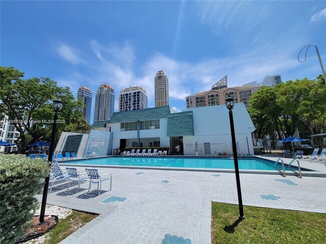 Foto del edificio - 17560 Atlantic Blvd