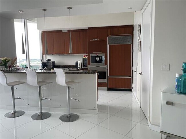 Foto del edificio - 15811 Collins Ave
