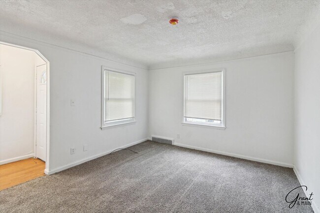 Building Photo - $1500 5 bedroom 2 bath