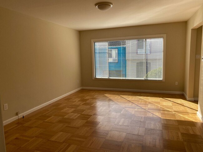 Building Photo - Light Filled 2Br/1Ba Charming Miraloma Hom...