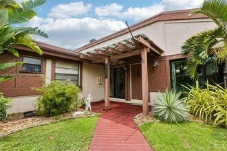 Building Photo - 2731 Parkview Dr S