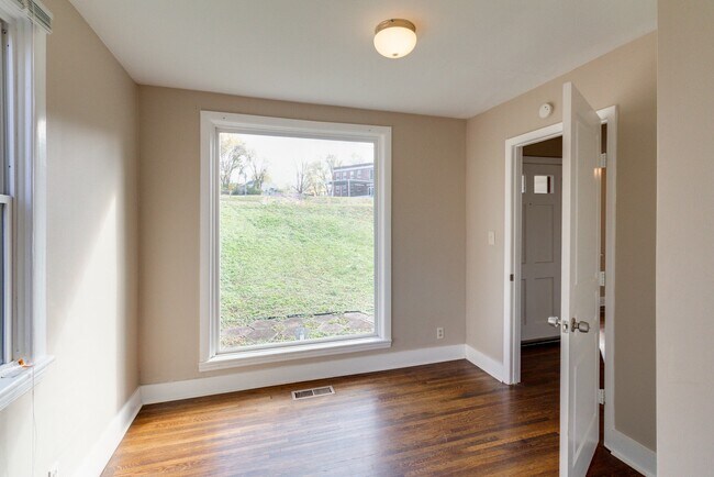 Foto del edificio - 1211 Saturn Dr