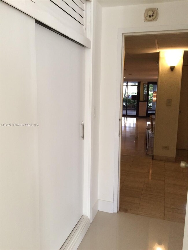Building Photo - 1408 Brickell Bay Dr