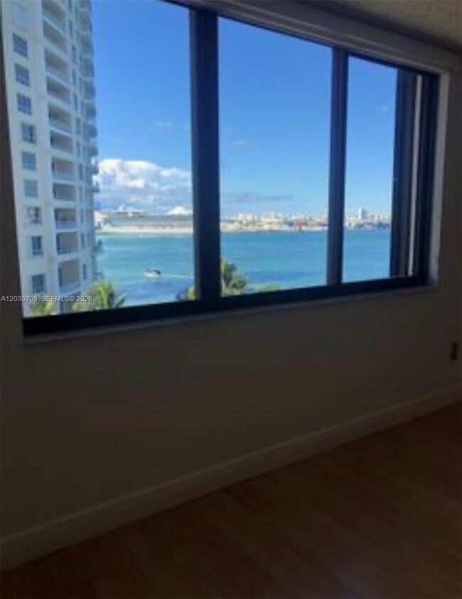 Foto del edificio - 540 Brickell Key Dr