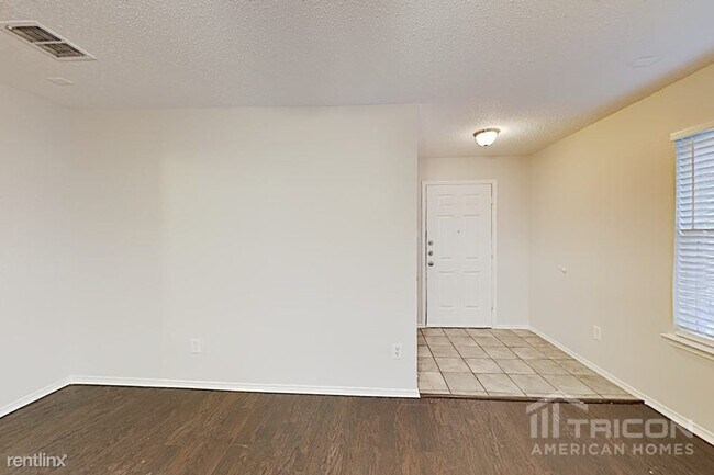 Building Photo - 910 Pryor Dr