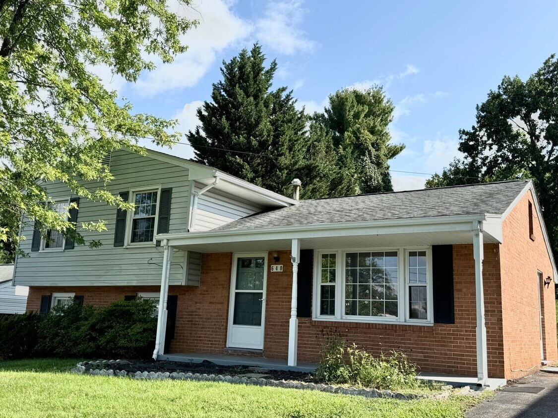 Roanoke County/ Vinton 3 Bedroom 1.5 Bath - Roanoke County/ Vinton  3 Bedroom 1.5 Bath
