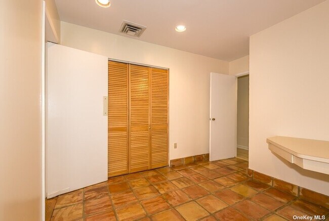 Building Photo - 6 Talbot Dr