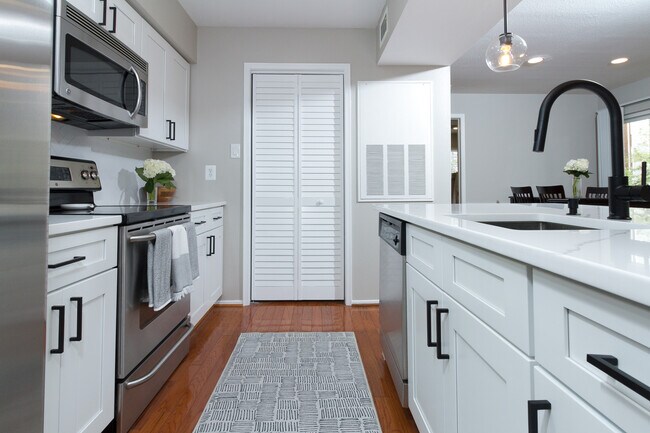 Foto del edificio - 3312 Wyndham Cir