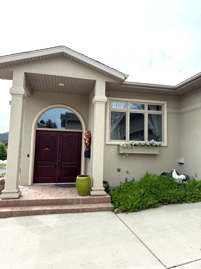 Building Photo - Absolutely Beautiful 3 Bed 3 Bath W/ Attac...
