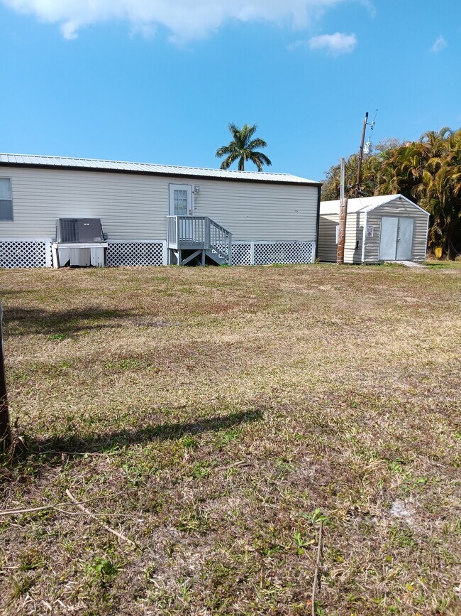 Foto del edificio - 5540 Rainbow Dr
