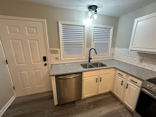 Building Photo - Charming 3BR House in Charlotte