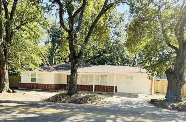 Foto del edificio - 4216 Fairfields Ave