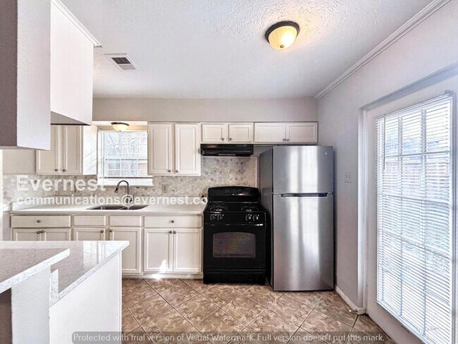 Foto del edificio - 3 Bed, 1.5 Bath Home with Garage & Fenced Yard / Pet-Friendly / Coming Soon!