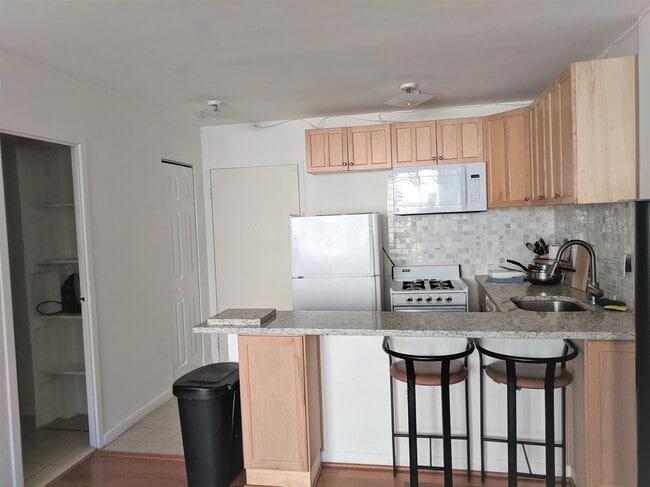 Kitchen - 922 24th St NW Apartments