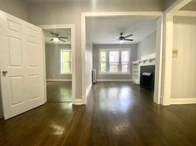 Building Photo - 2 bedroom in Chicago IL 60660