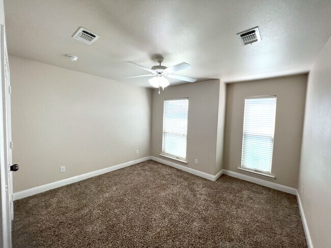 Foto del edificio - Move in special 1st month rent free **LARG...