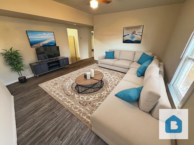 Foto del edificio - Experience the charm of Manitou Springs living in this spacious 2-bedroom, 2-bath apartment locat...