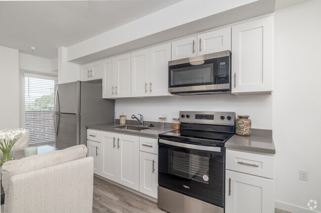 2BR, 2BA - 650SF - Kitchen - 5300 Crenshaw Blvd