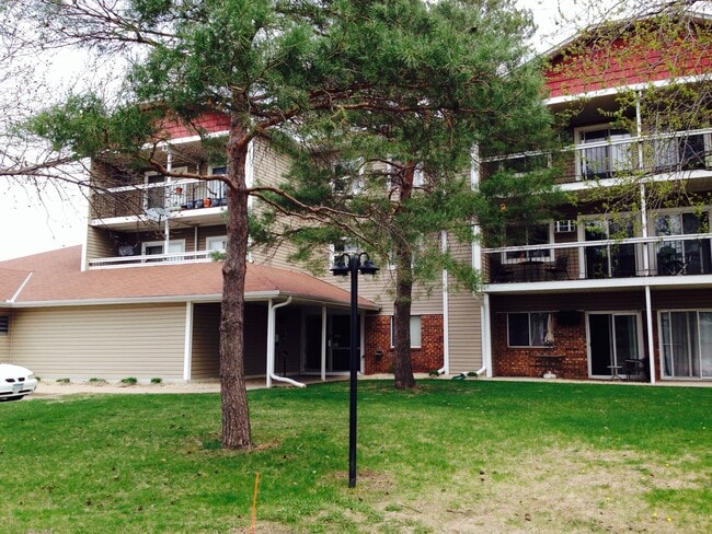 Large balcony - 7600 157th St W