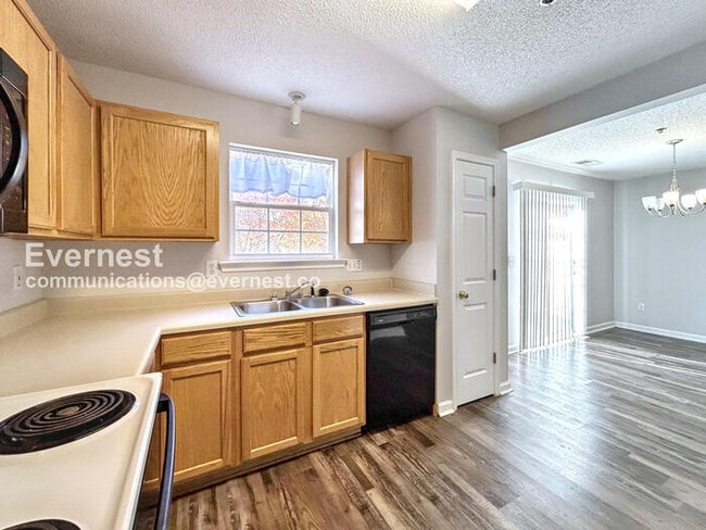 Building Photo - 204 Cottonwood Creek Cir