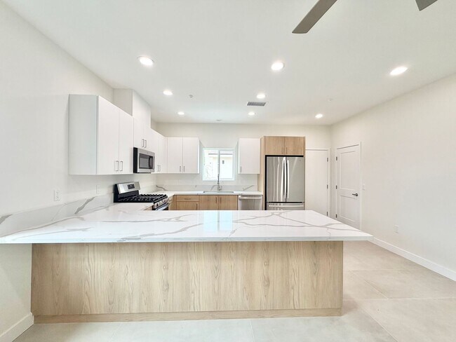 Building Photo - AVAILABLE NOW!! Beautiful 4 Bedroom 3 Bathroom Home in Cathedral City